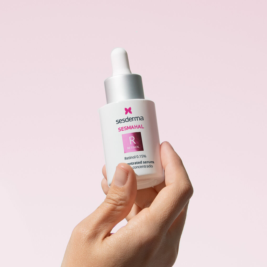 Imagen mano con producto sérum sesmahal Retinol