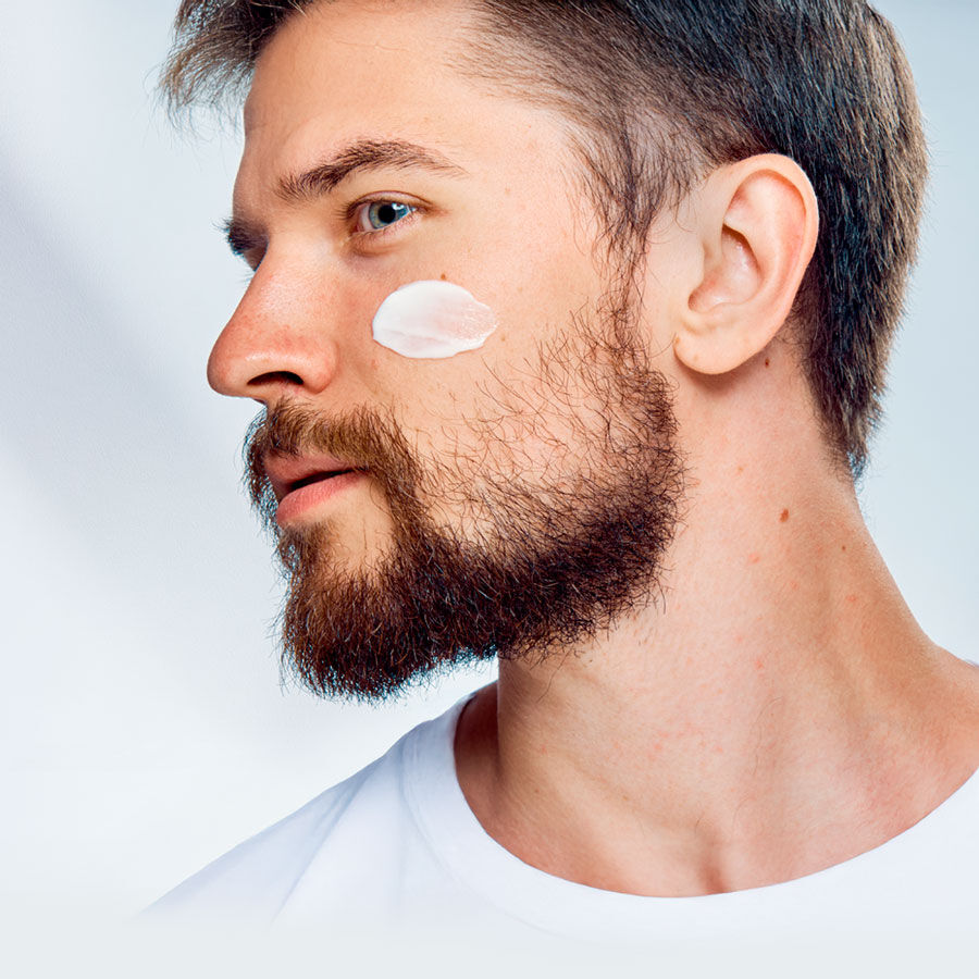 mujer con mano en el cuello