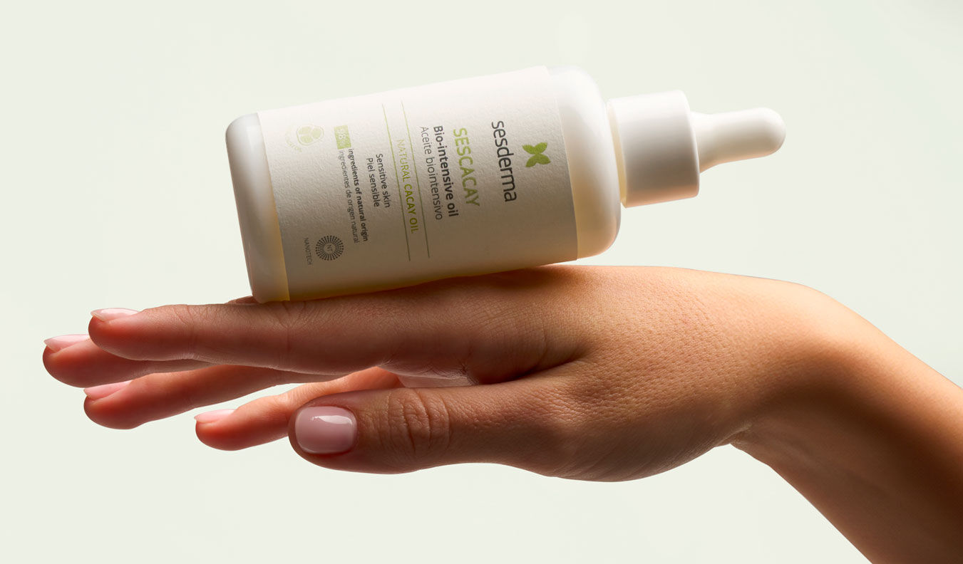 Imagen mano con producto Sescacay aceite biointensivo