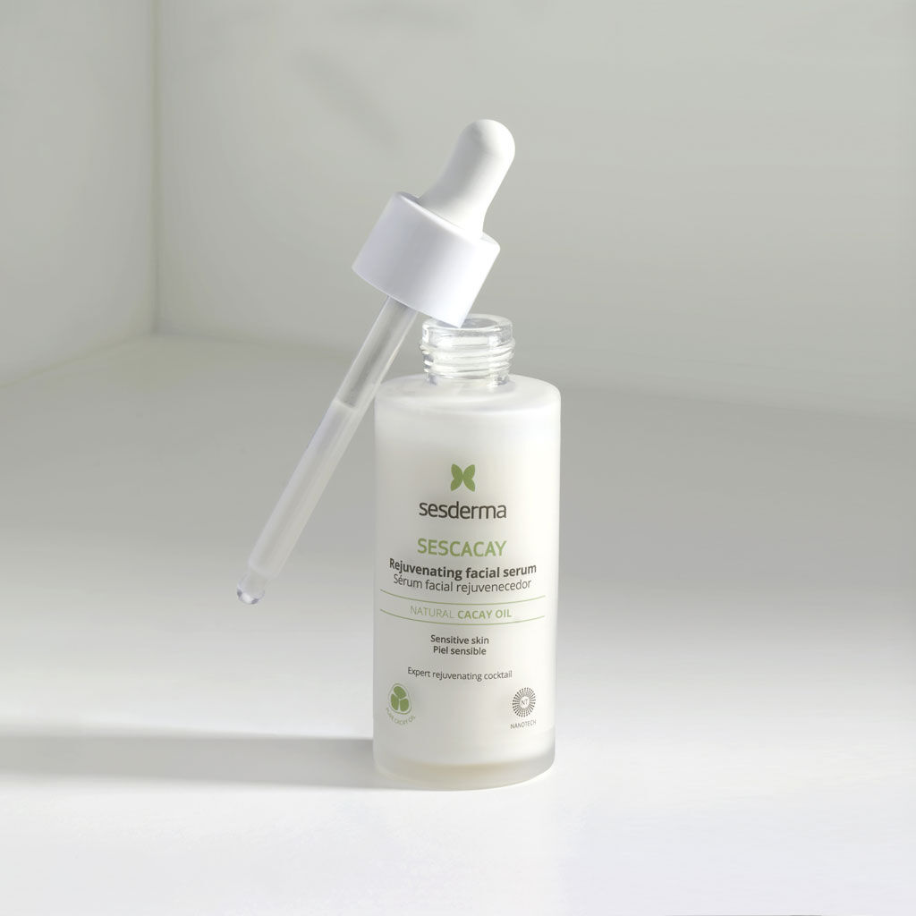 Imagen producto Sescacay aceite bio-intensivo encima de una mano