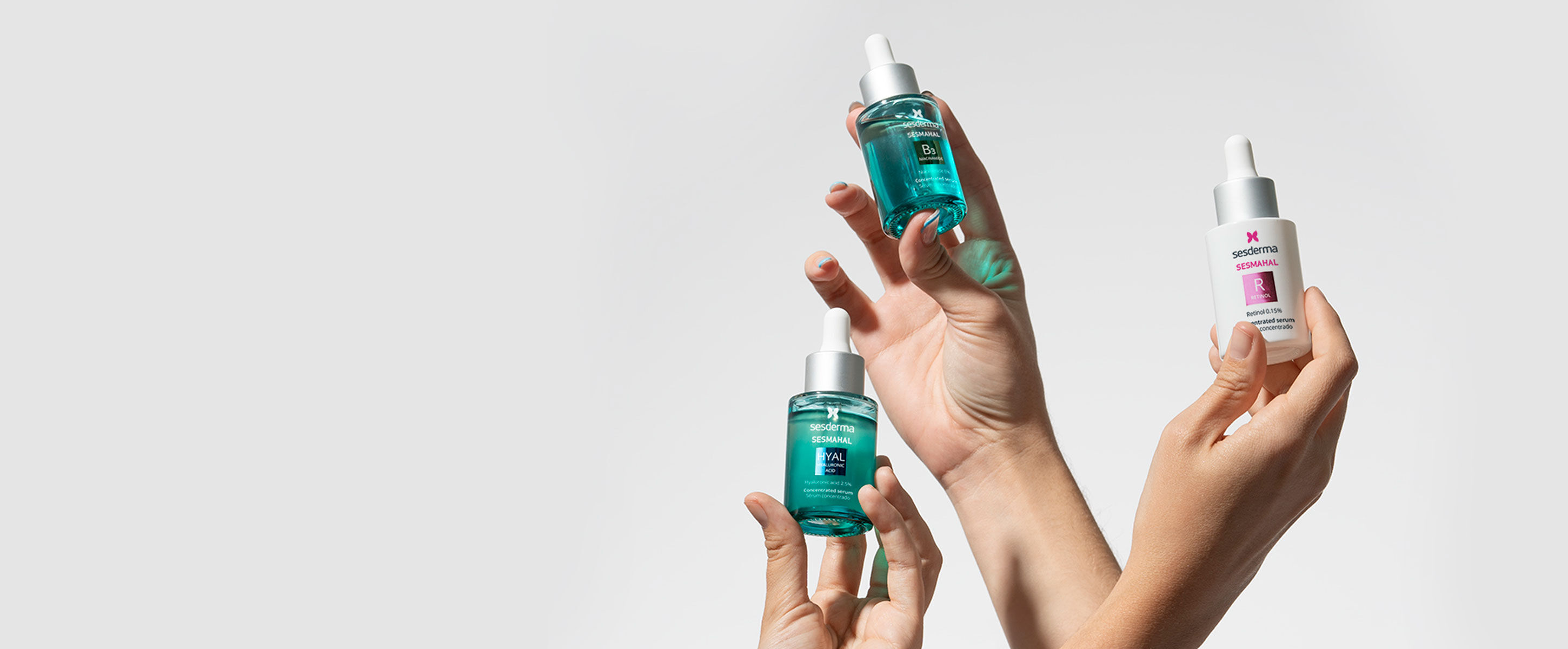 Imagen principal de tres manos con productos de la linea sesmahal  