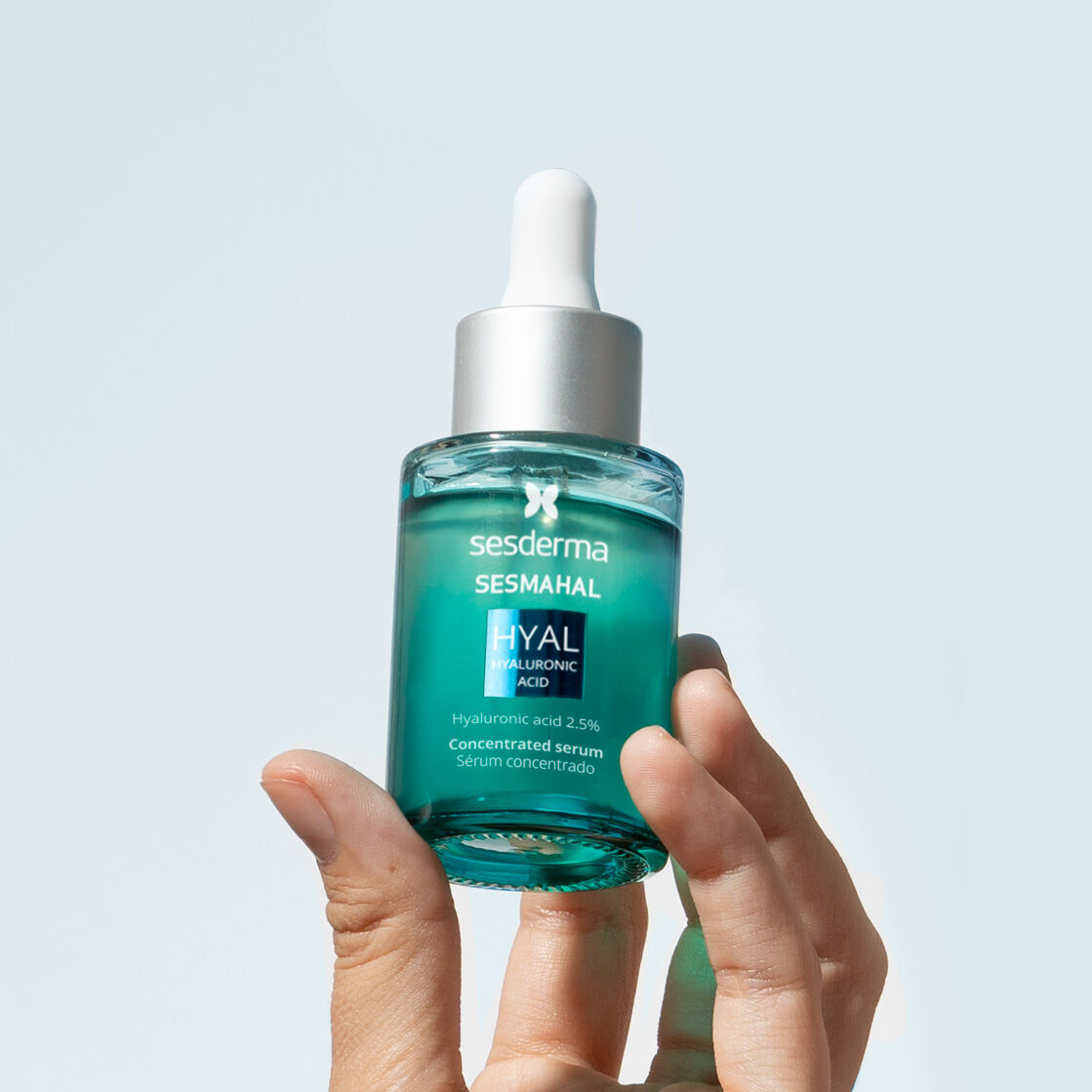 Imagen mano con producto sérum sesmahal hyal