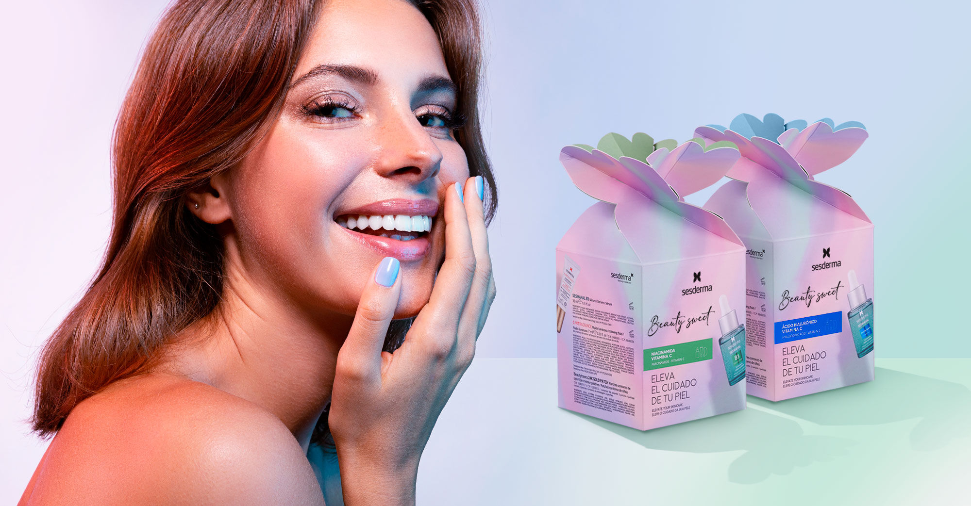 Imagen chica sonriente con dos packs beauty sweet de fondo