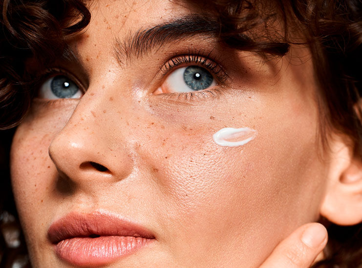 Chica con crema en la cara