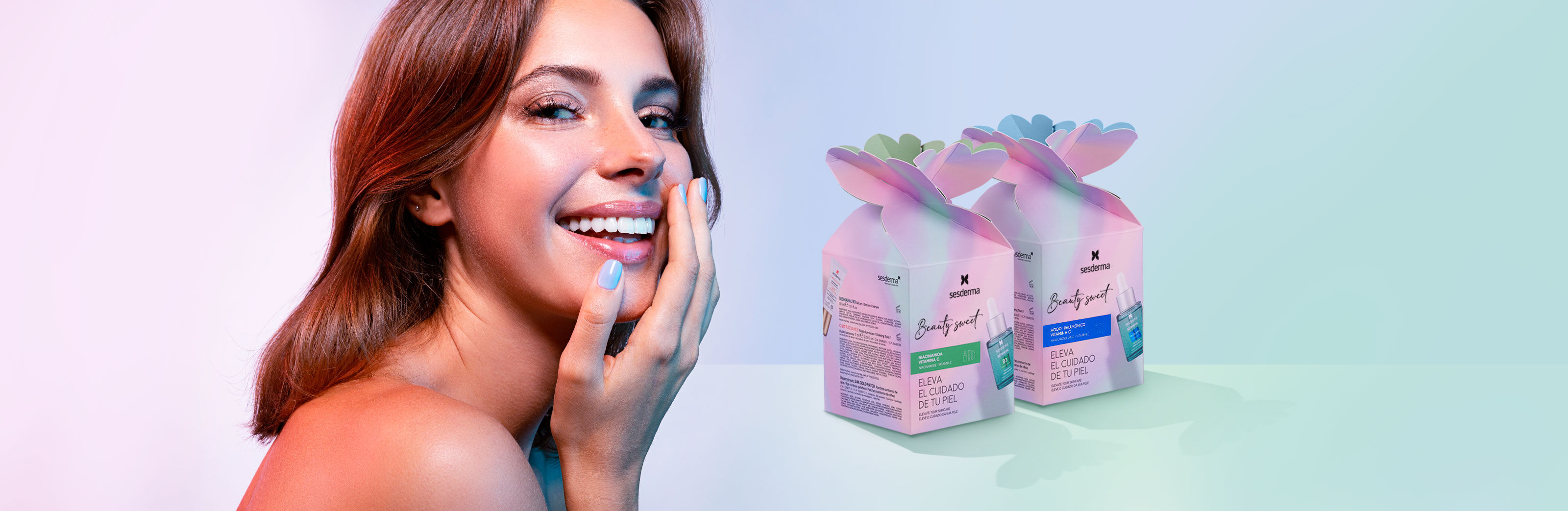 Imagen chica sonriente con dos packs beauty sweet de fondo