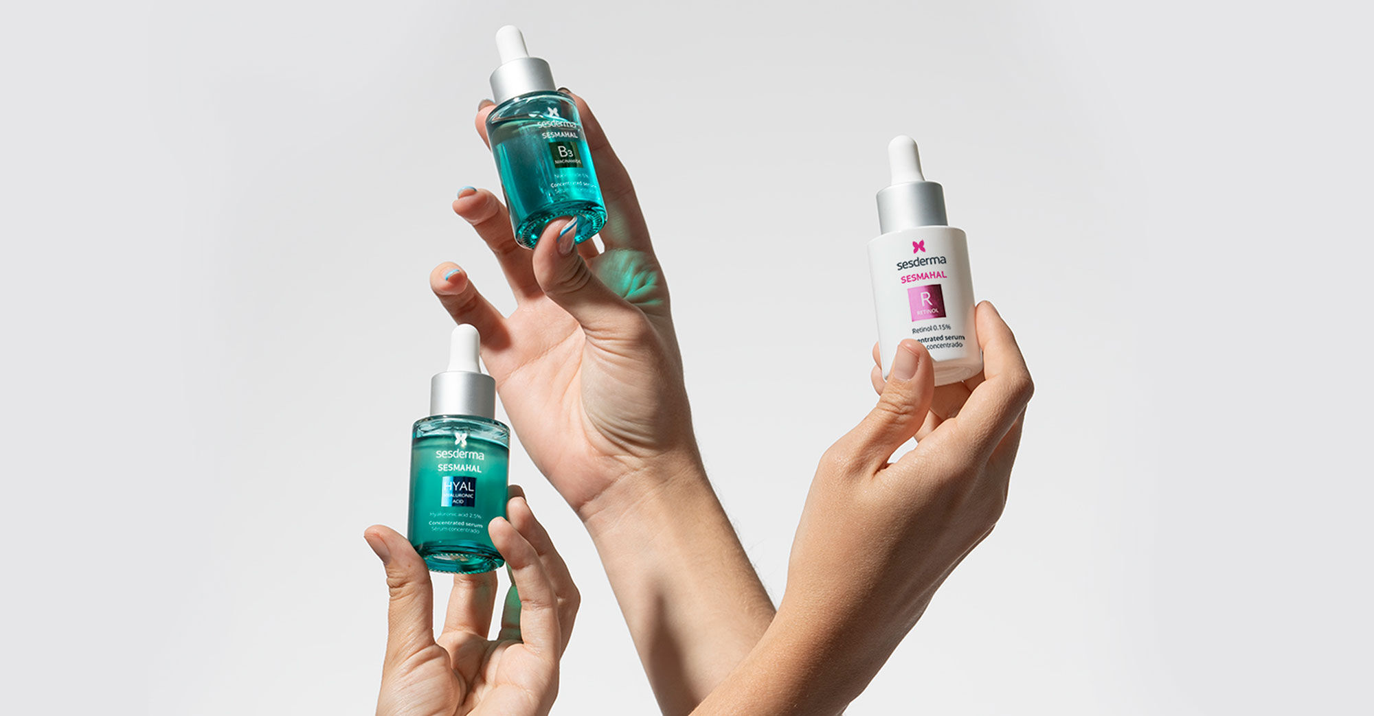 Imagen principal de tres manos con productos de la linea sesmahal  