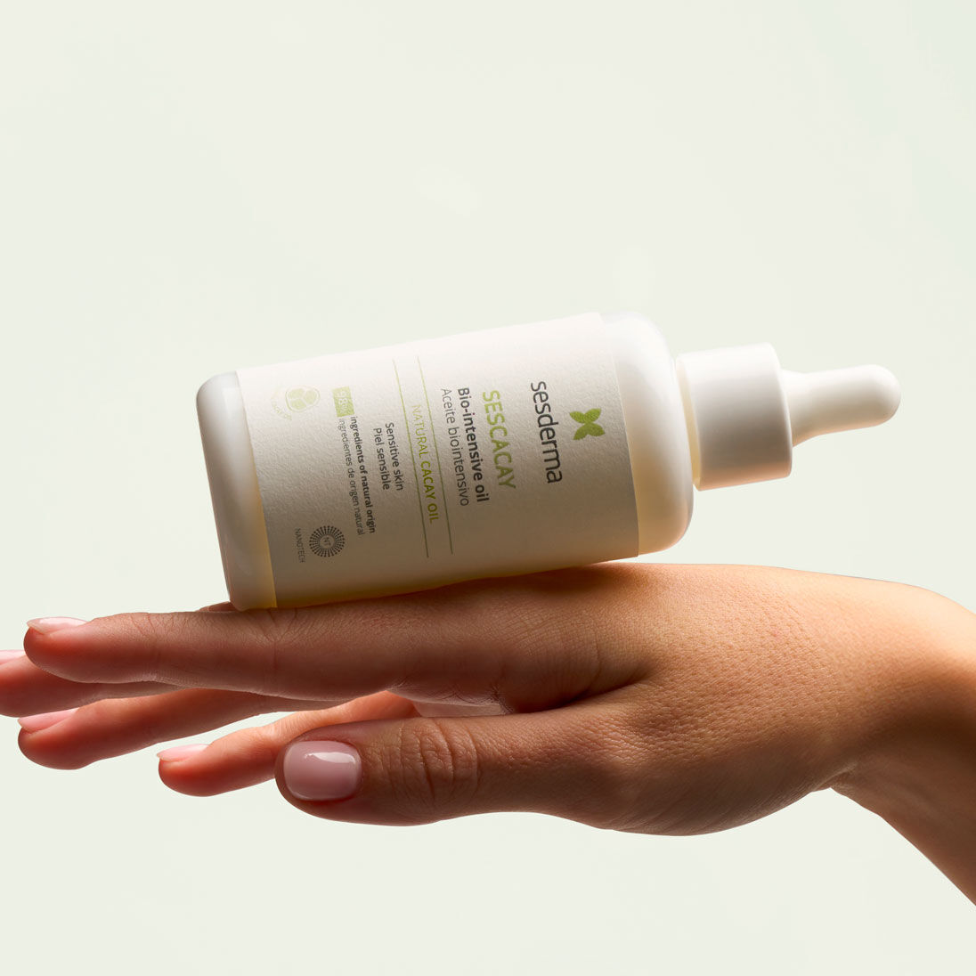 Imagen mano sosteniendo producto aceite biointensivo Sescacay