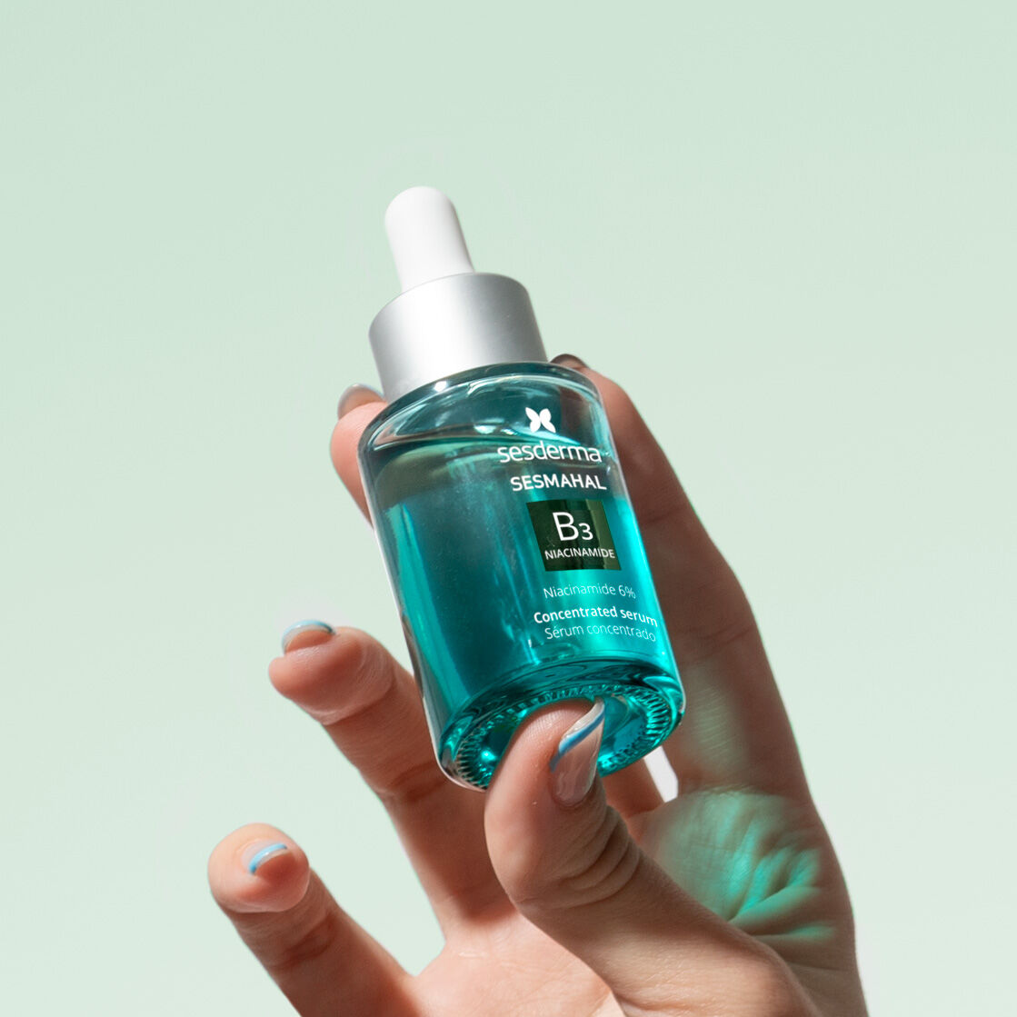 Imagen mano con producto sérum sesmahal B3