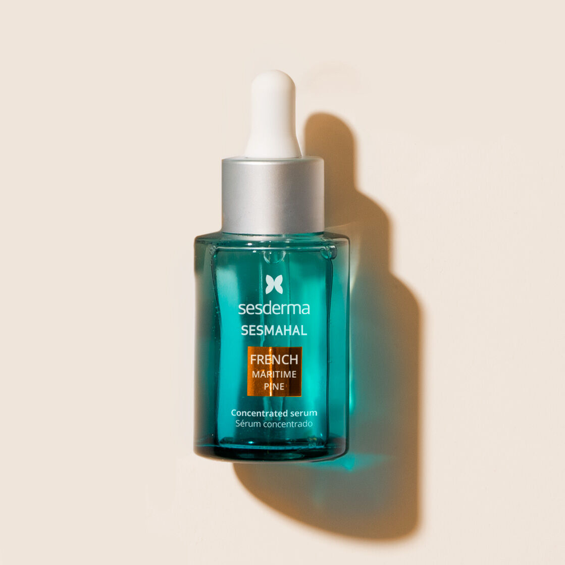 Imagen mano con producto sérum sesmahal French