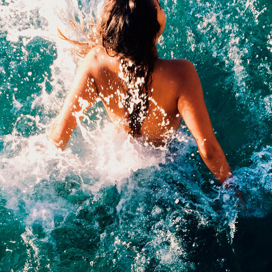 Imagen chica de espaldas en el agua del mar