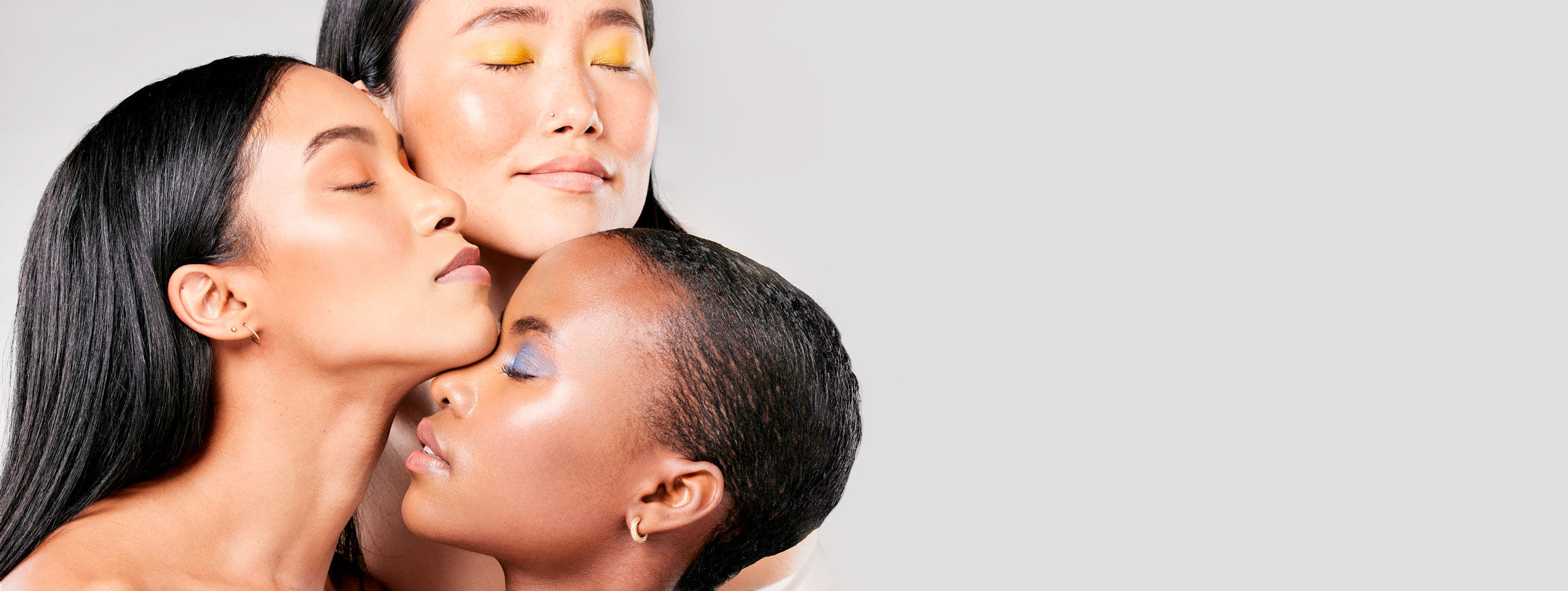 Imagen tres chicas juntas con ojos cerrados para el apartado de como usar sesmahal