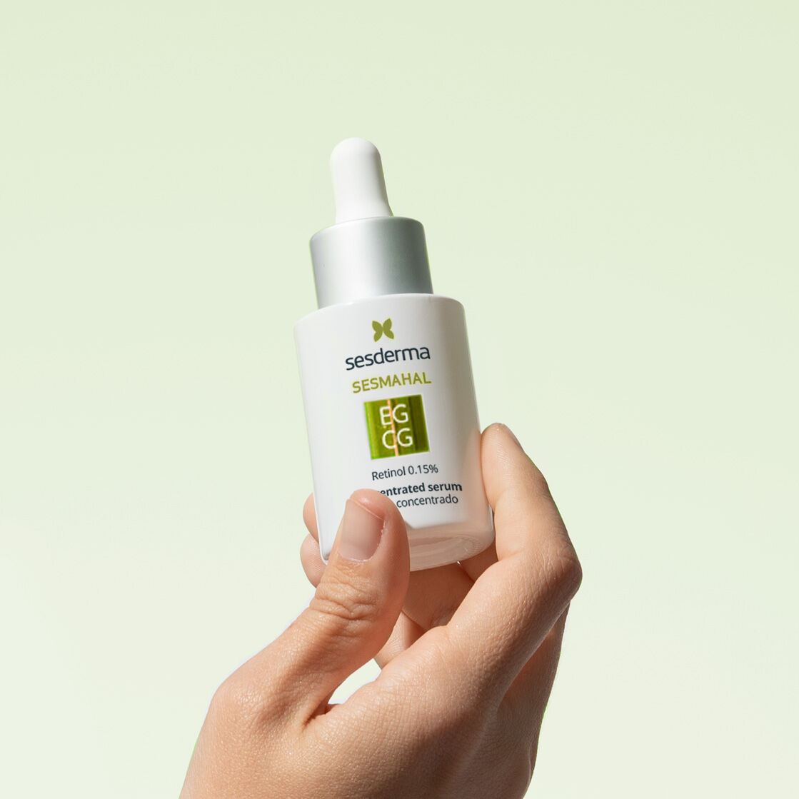 Imagen mano con producto sérum sesmahal EGCG