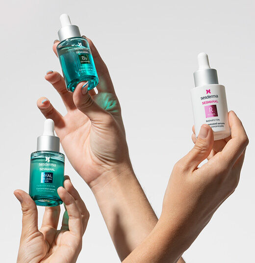 Imagen principal de tres manos con productos de la linea sesmahal  