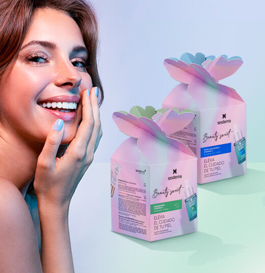 Imagen chica sonriente con dos packs beauty sweet de fondo