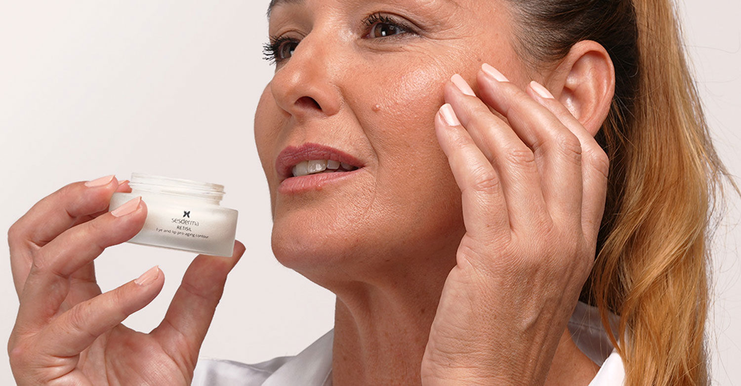 Imagen mujer con crema Retisil tacándose el pómulo