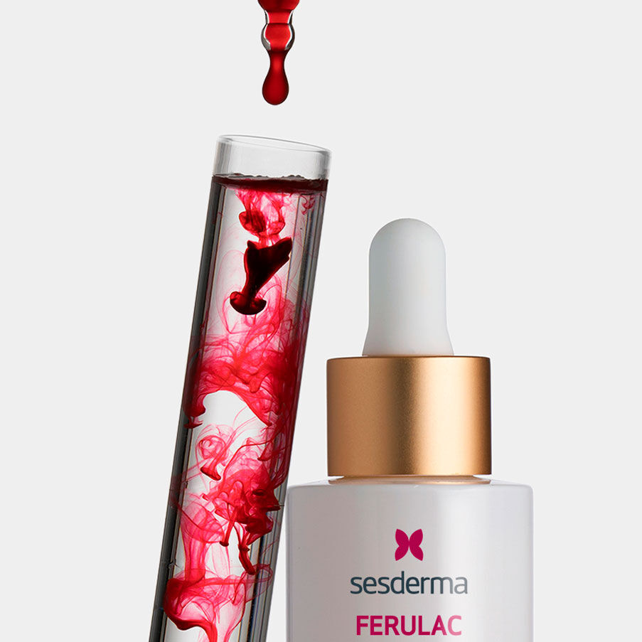 Imagen probeta con liquido rosa apoyado en el sérum de Ferulac 