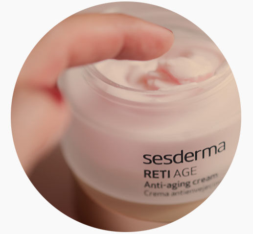 Imagen categoría envejecimiento con mano cogiendo crema del tarro de Retiage 