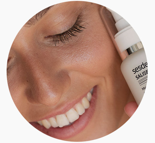 Imagen categoría acné con una mujer sonriendo sosteniendo un producto Salises