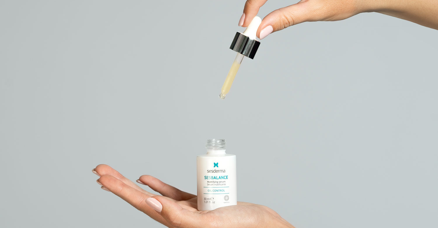 Imagen mano con gotero del serum Sesbalance