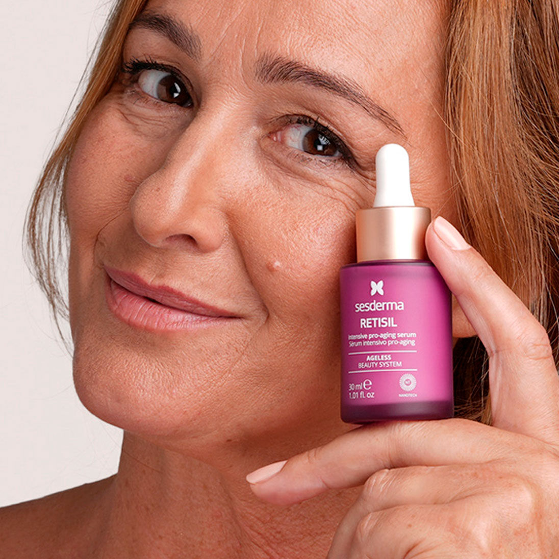 Imagen mujer con producto serum Retisil