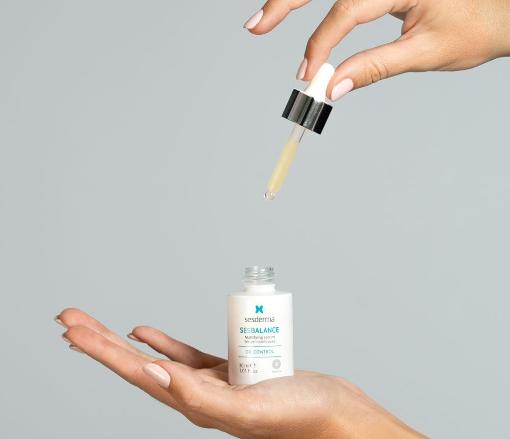 Imagen mano con gotero del serum Sesbalance