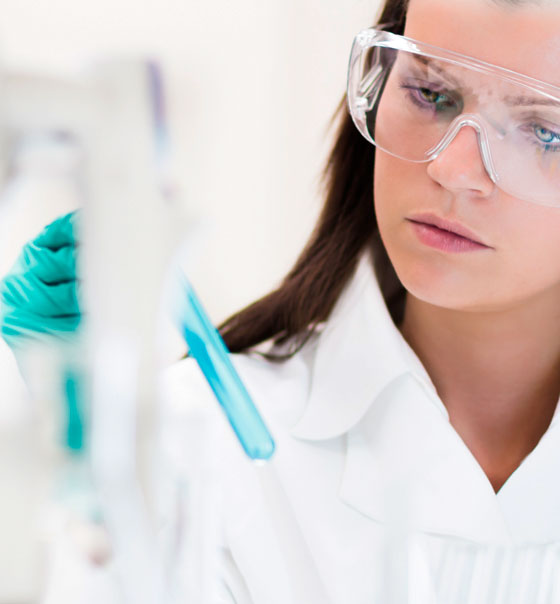 científicos en nuestros laboratorios