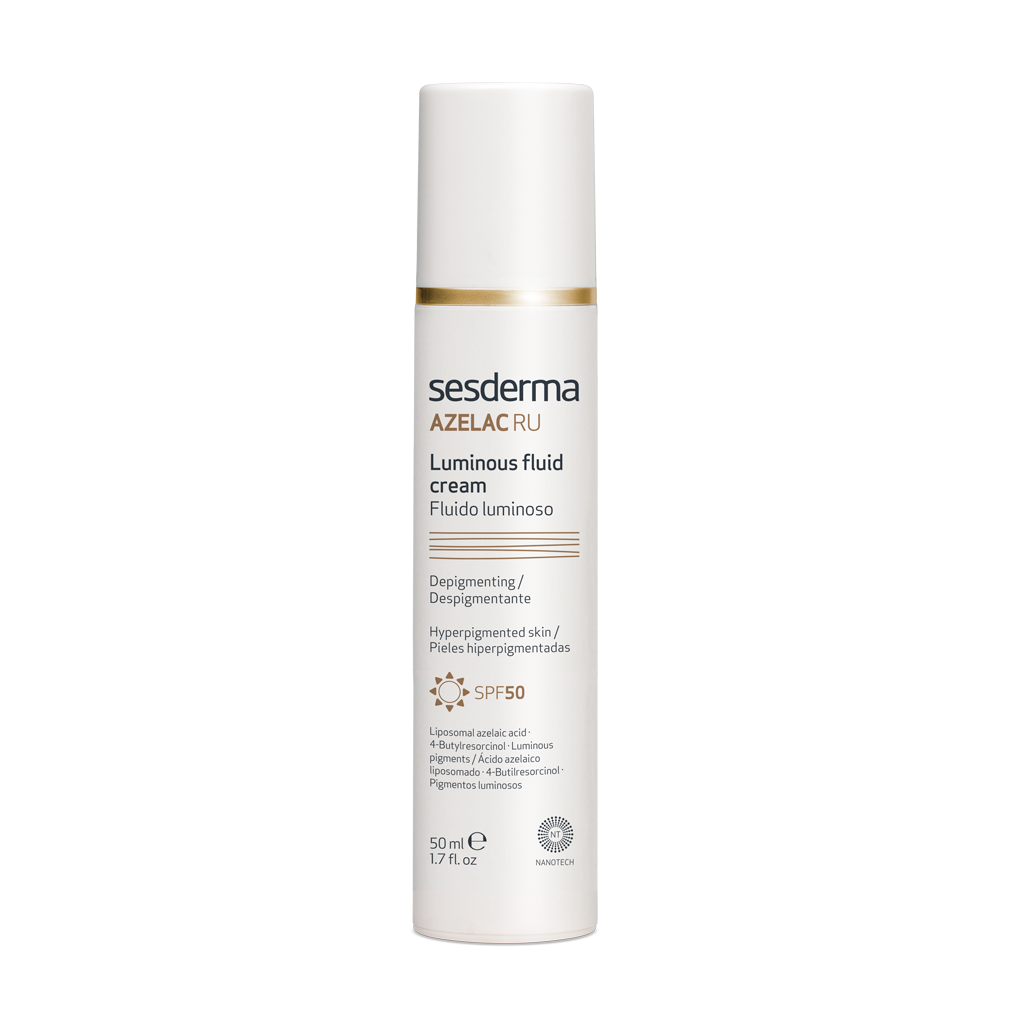 Sesderma Azelac RU protector solar despigmentante SPF50 es un tratamiento de hiperpigmentación con protección solar que pueden usar todos, incluidas las mujeres embarazadas y las personas que sufren de sensibilidad en la piel. Apto para todos los tonos de piel.
¿Buscas una crema que reduce las manchas de la piel a la vez que te protege del sol? ¡AZELAC RU Fluido luminoso es perfecto! Homogeneiza el tono de la piel y cuenta con SPF 50 para plantarle cara al sol. Además, tienes que saber que es el despigmentante luminoso perfecto para devolverte la luz en tu rostro y unificar el tono. ¡Combate las manchas antes, después e incluso cuando crees que no tienen remedio! ¿PARA QUIÉN? Para todos aquellos que quieran ganarle la batalla a las manchas. Muy apto para todo tipo de pieles y para todas aquellas personas preocupadas por proteger, prevenir y reducir las manchas en su piel. ¡Y se puede utilizar durante todo el año!
Triple accion despigmentante: ACLARA: Bloquea y reduce la producción de melanina de forma eficaz.
REDUCE: Evita la dispersión de la melanina y elimina su exceso.
PREVIENE: Frena la aparición de las manchas. El resultado es una piel sin manchas, con un tono uniforme y más luminosa gracias a los pigmentos luminosos.